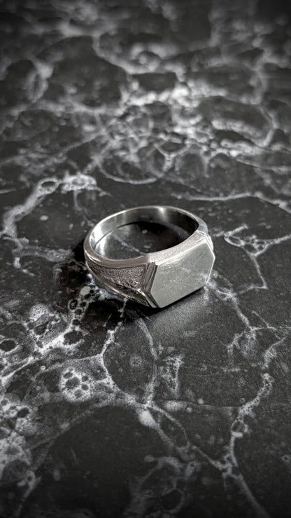 Albus Detailed Signet Ring