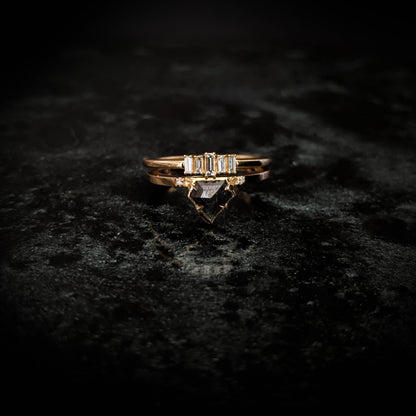 Diminuend White Diamond Baguette Ring