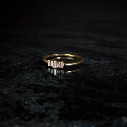 Diminuend White Diamond Baguette Ring