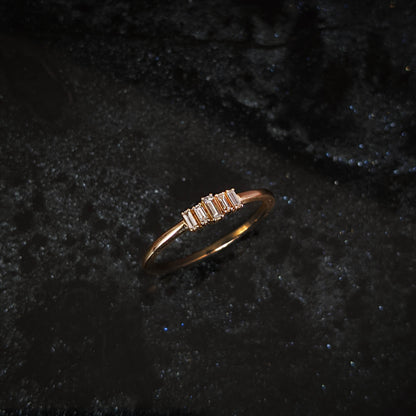 Diminuend White Diamond Baguette Ring