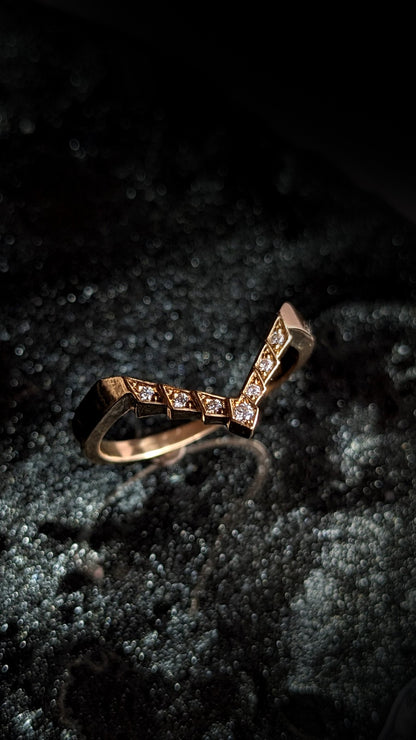 Kyoshi Moissanite Stepped Contour Band