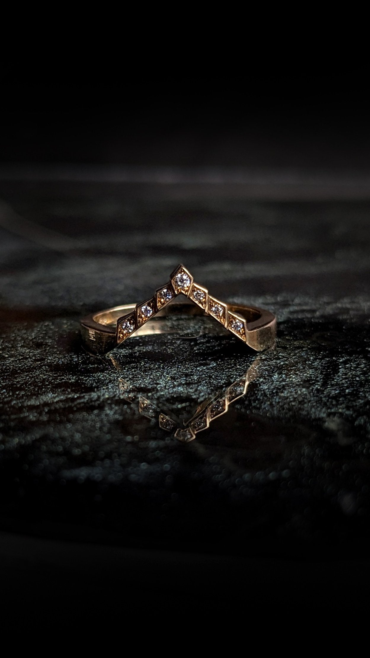 Kyoshi Moissanite Stepped Contour Band