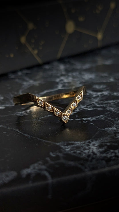 Kyoshi Moissanite Stepped Contour Band