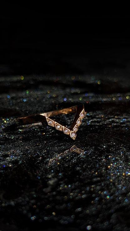 Kyoshi Moissanite Stepped Contour Band