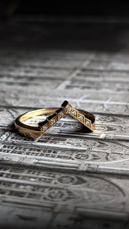 Kyoshi Moissanite Stepped Contour Band