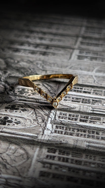 Kyoshi Moissanite Stepped Contour Band