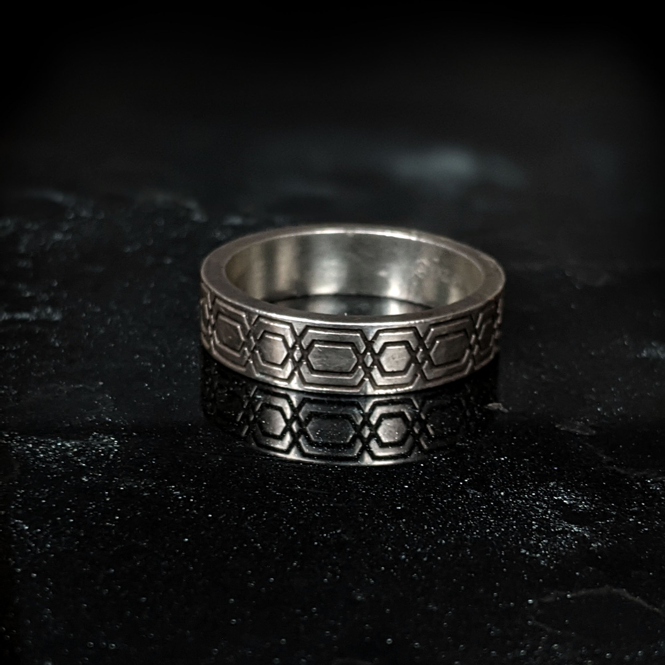 Obara Geometric Engraved Band