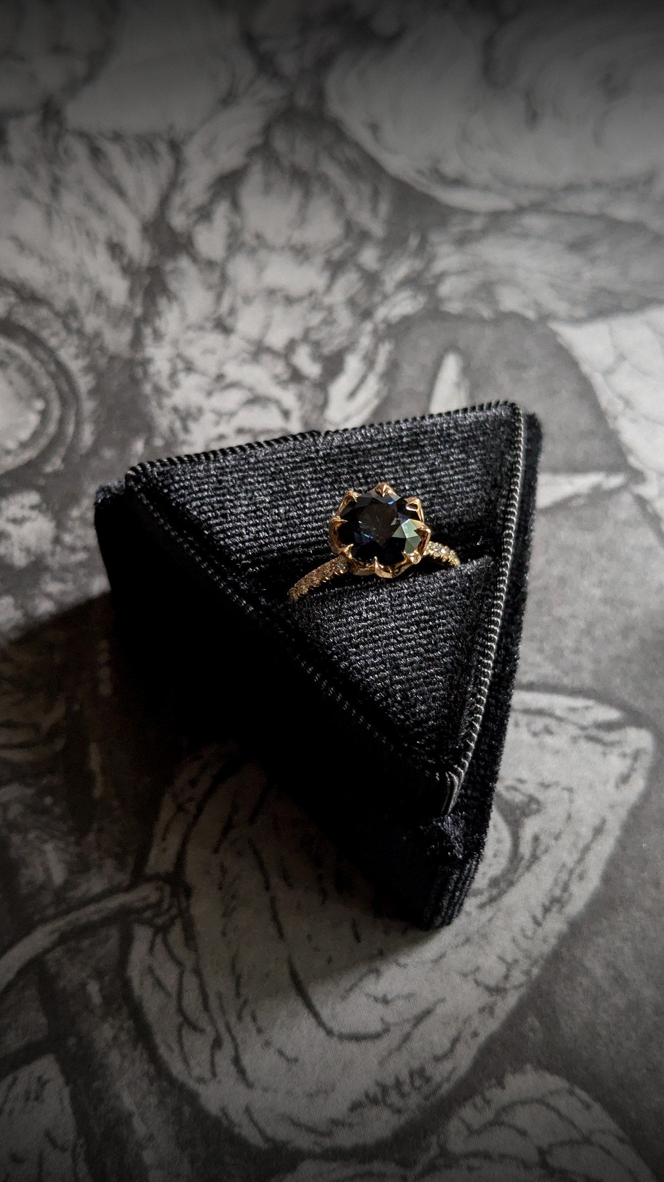 Triangle Velvet Ring Box - Black