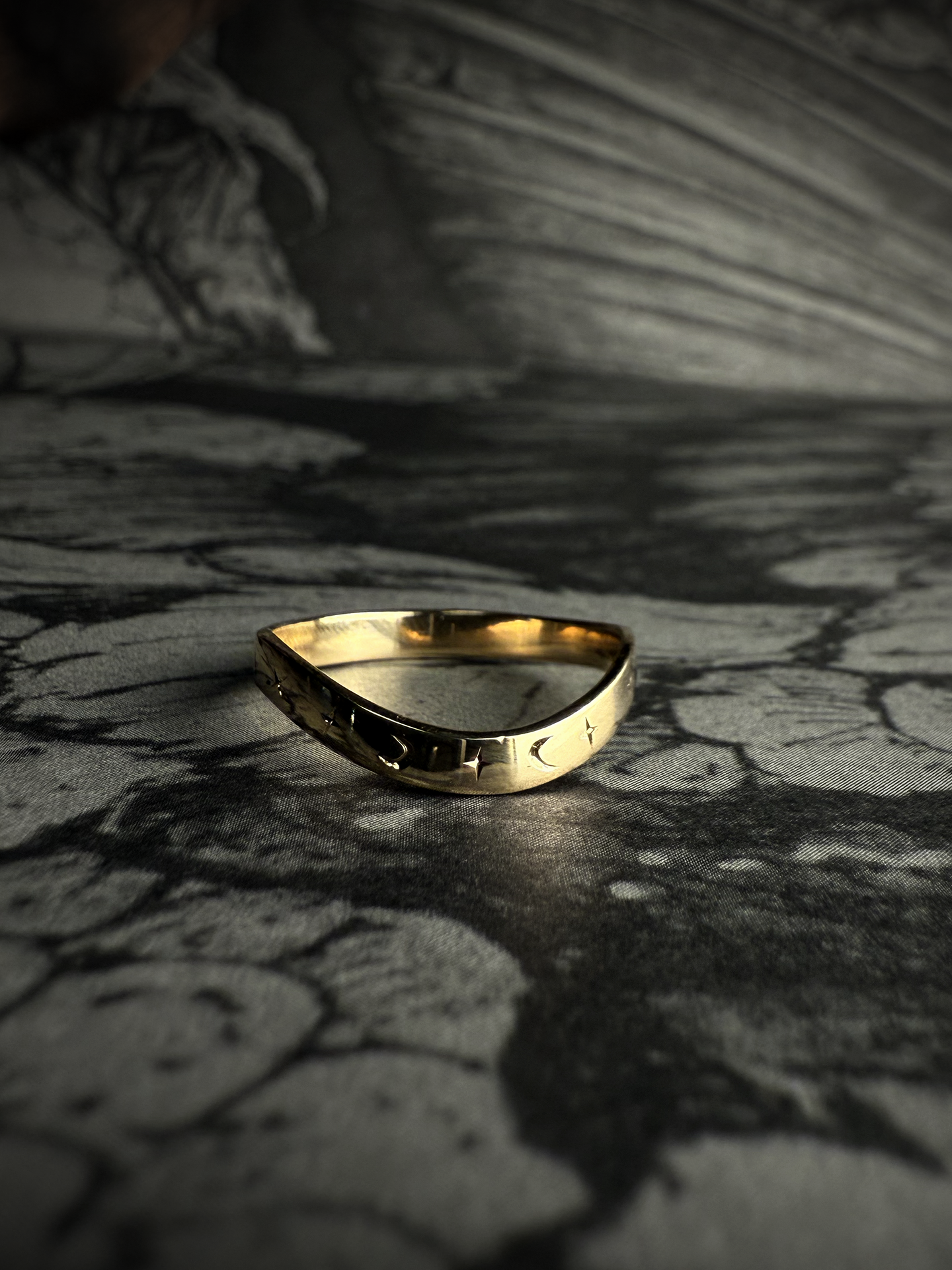 Celestial Tiara Curved Band